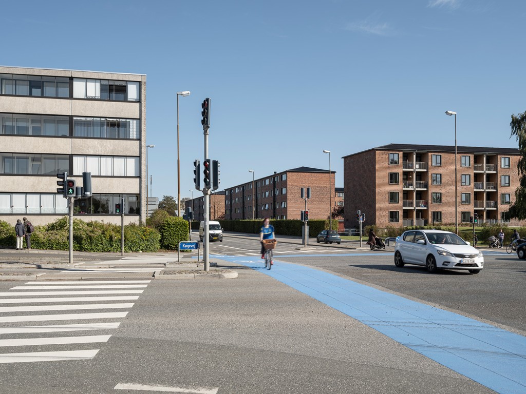 Bygninger uden de nye facader står overfor de nyrenoverede huse